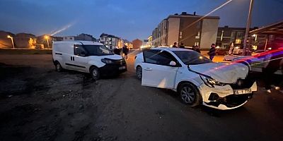 İnegöl'de araçlar çarpıştı: 2 yaralı