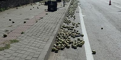 İNEGÖL’DE ARMUT YÜKLÜ TIR’IN KASALARI DEVRİLDİ: ARMUTLAR YOLA SAÇILDI