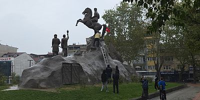 İnegöl’de Atatürk Heykelinde Mahsur Kalan Çocuk Kurtarıldı