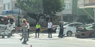 İnegöl’de AVM Yakınında Elektrik Direği Devrildi: Araç Zarar Gördü