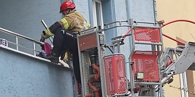 İnegöl’de Balkonda Mahsur Kalan Yaşlı Kadını İtfaiye Kurtardı