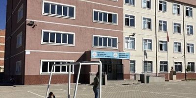 İnegöl’de bazı öğrencileri arıların soktuğu okulda eğitime ara verildi