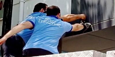 İnegöl’de bir binanın kompozit kısmına sıkışan güvercin kurtarıldı