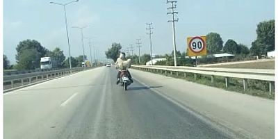 İnegöl'de bir motsikletin arkasında sahibiyle birlikte yolculuk yapan köpeK