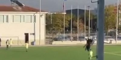 İnegöl’de bir yamaç paraşütçüsü amatör maçın devre arasında sahaya indi