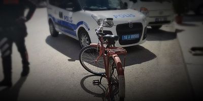 İnegöl’de bisiklet çaldığı iddia edilen kişi vatandaşlar tarafından yakalanarak polise teslim edildi.