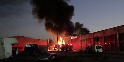 İnegöl’de Boya İmalathanesinde Korkutan Yangın: 2 Dükkan Kullanılamaz Hale Geldi