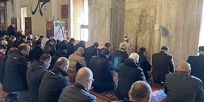 İnegöl’de camilerde normal saf düzeninde namaz kılınmaya başlandı