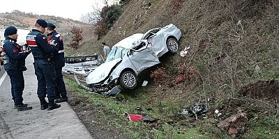 İnegöl'de tırla çarpıştıktan sonra takla atan otomobilde 2 kişi yaralandı