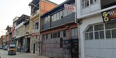 İnegöl’de  çatı çöktü: 29 yaşındaki genç ağır yaralandı