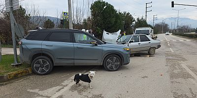 İnegöl’de Çevre Yolu Kavşağında İki Araç Çarpıştı: 2 Yaralı