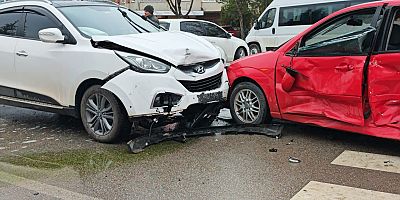 İnegöl’de Cip ile Otomobil Çarpıştı: 1’i Çocuk 2 Yaralı