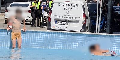 İnegöl’de Çocuklar Süs Havuzunda Serinledi, Tehlikeye Aldırış Etmediler