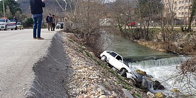 İnegöl'de dereye uçan araçta bir kişi hafif yaralandı