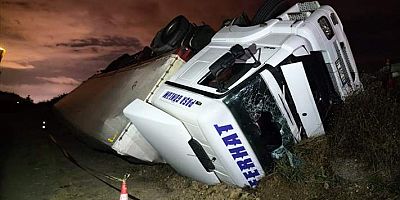 İnegöl’de devrilen mobilya yüklü tırın sürücüsü yaralandı