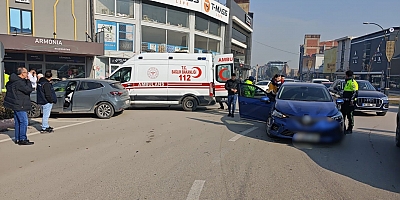 İnegöl’de Kavşakta Kaza: 2 Yaralı