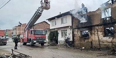 İnegöl’de Ev Yangını: 2 Kişi Dumandan Etkilendi