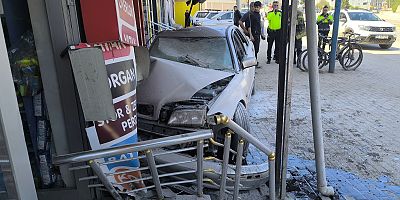 İnegöl’de Feci Kaza: Otomobil İşletmeye Daldı, Sürücü Yaralandı