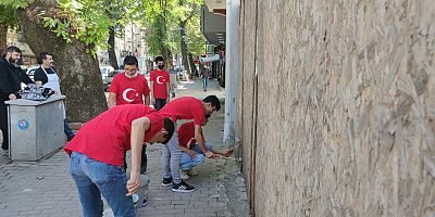 İnegöl’de görüntü kirliliğine neden olan olanlar gençler tarafından boyanıyor
