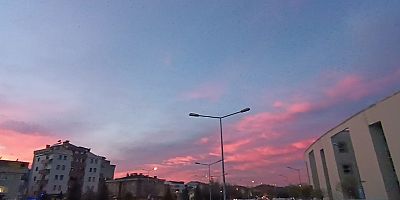 İnegöl'de gün batımının bulutlara yansıması kamerada 