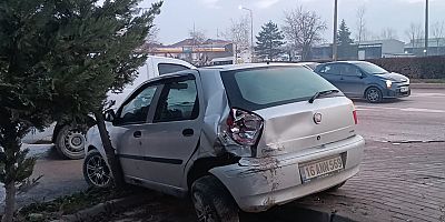 İnegöl'de Hafif Ticari Araç Devrildi: 1 Yaralı