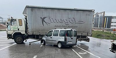 İnegöl’de Hafif Ticari Araç ile Kamyon Çarpıştı: 1 Yaralı