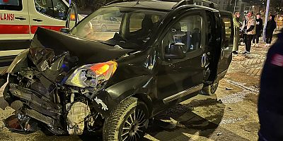 İnegöl’de hafif ticari araç otomobille çarpıştı: 4 yaralı