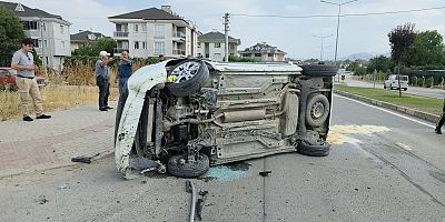 İnegöl’de Hafif Ticari Araç Takla Attı: 1 Yaralı