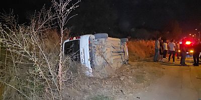 İnegöl’de Hafif Ticari Araçlar Çarpıştı: Araçlardan Biri Tarlaya Savruldu