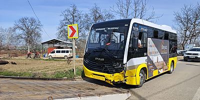 İnegöl’de Halk Otobüsü ile Hafif Ticari Araç Çarpıştı: 1 Yaralı