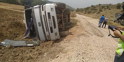 İNEGÖL'DE HARFİYAT KAMYONU DEVRİLDİ 1 KİŞİ YARALANDI
