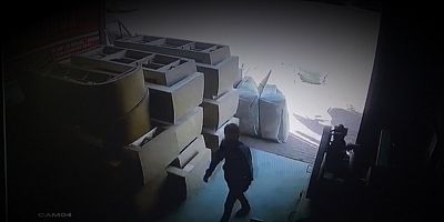 İNEGÖL'DE HIRSIZLAR BOŞ DURMUYOR  HIRSIZLIK ANLARI KAMERAYA YANSIDI