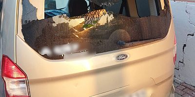 İnegöl’de Huzur Mahallesi'nde park halinde bulunan iki araca silahlı saldırı düzenlendi. 