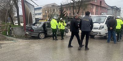 İNEGÖL’DE İKİ ARAÇ ÇARPIŞTI: 9 YARALI