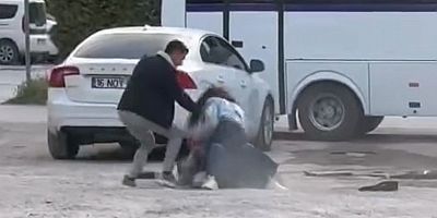 İnegöl’de  iki genç kızın kavgası kamerada