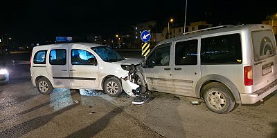 İnegöl’de iki hafif ticari araç kafa kafaya çarpıştı: 1 yaralı