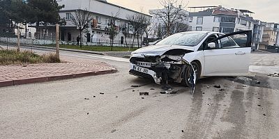 İnegöl’de İki Otomobil Çarpıştı:  1 Yaralı