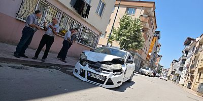 İnegöl’de İki Otomobil Çarpıştı: 1 Yaralı