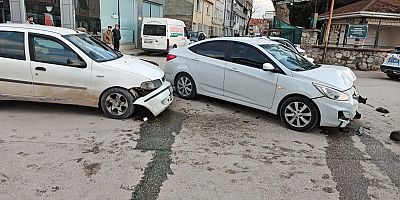 İnegöl’de İki Otomobil Çarpıştı: 2 Yaralı