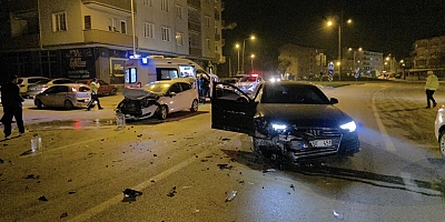 İnegöl’de iki otomobil çarpıştı, araç alev aldı