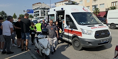 İnegöl’de İki Otomobilin Arasında Kalan Motosikletli Yaralandı