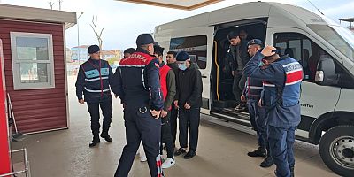 İnegöl’de Jandarmadan Kaçak Göçmen Operasyonu: 13 Kişi Yakalandı