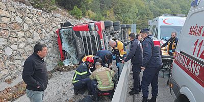İnegöl’de Kamyon Devrildi: 2 Yaralı