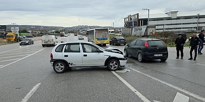 İNEGÖL’DE KAMYON İLE OTOMOBİL ÇARPIŞTI: 2 YARALI