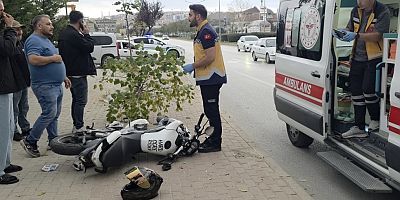 İNEGÖL’DE KAMYONA ÇARPAN MOTOSİKLET KALDIRIMA SAVRULDU: SÜRÜCÜ YARALANDI