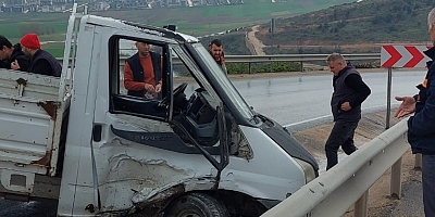 İnegöl’de Kamyonet Aydınlatma Direğine Çarptı, Sürücü Yaralandı