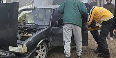 İnegöl’de kamyonet ile çarpışan otomobildeki 2 kişi yaralandı