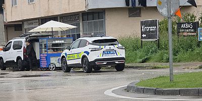 İnegöl’de kamyonet ile servis minibüsü çarpıştı: 3 yaralı