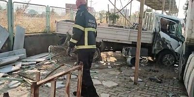 İnegöl’de kamyonet park halindeki tıra çarptı: 1 yaralı