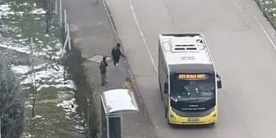 İnegöl’de kar topu gerginliği: Otobüs şoförü çocukları sopayla kovaladı